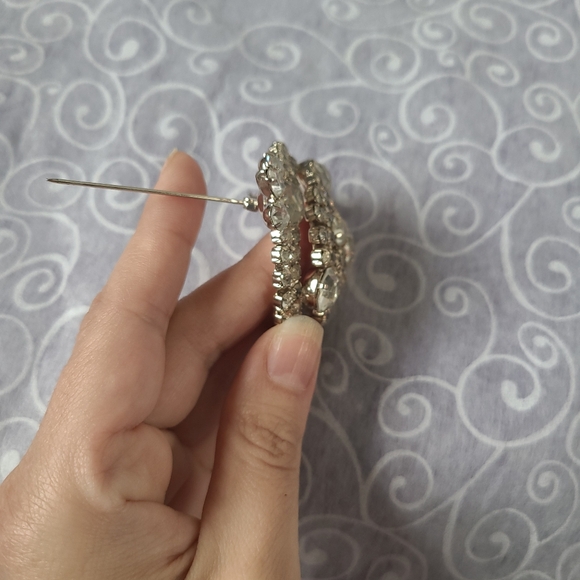 Elegant Silver Crystal Brooch - Picture 6 of 7